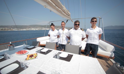 Tripulacion de la goleta exclusivo yate de crucero