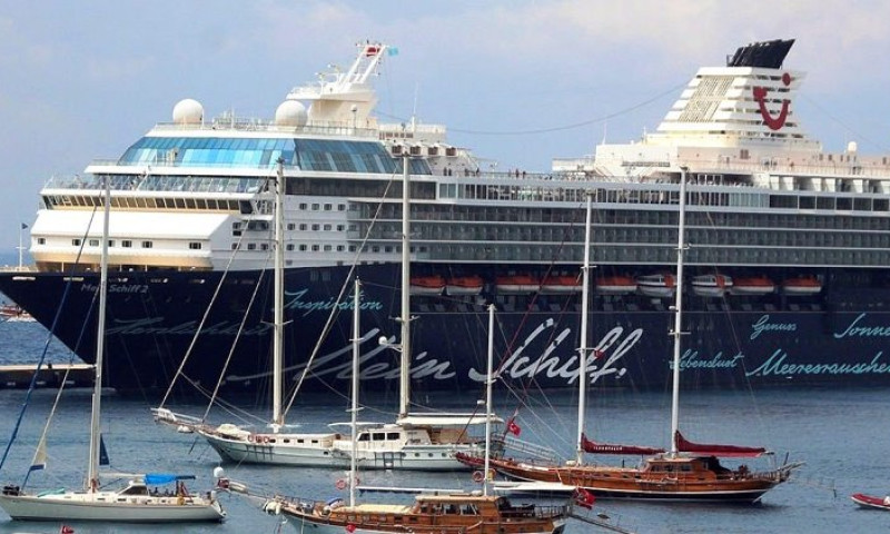 Cruising the Aegean on a Yacht vs. a Cruise Ship